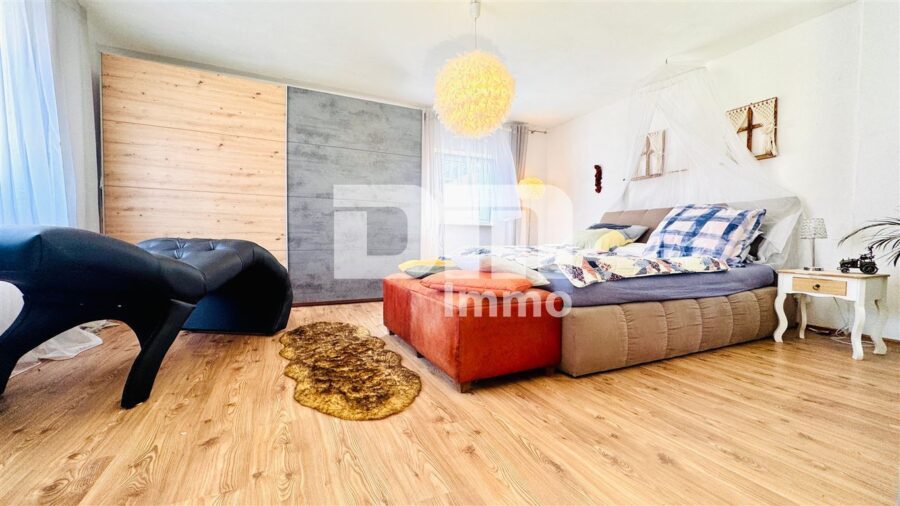 Umfangreich saniertes Fachwerkhaus mit 2 Terrassen, PV-Anlage und Nebengebäude - OG Schlafzimmer